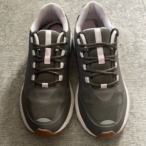 NWOT Vionic sneakers